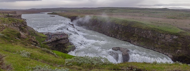 Foto i tuoni e le enormi cascate di gullfoss sono spettacolari durante un'estate islandese