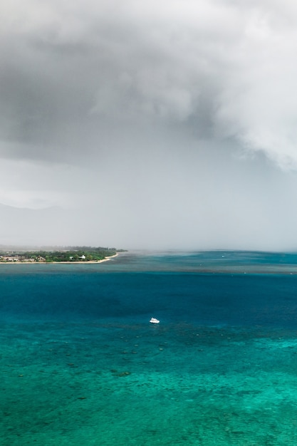 インド洋のモーリシャス島の海岸に接近する雷雨。