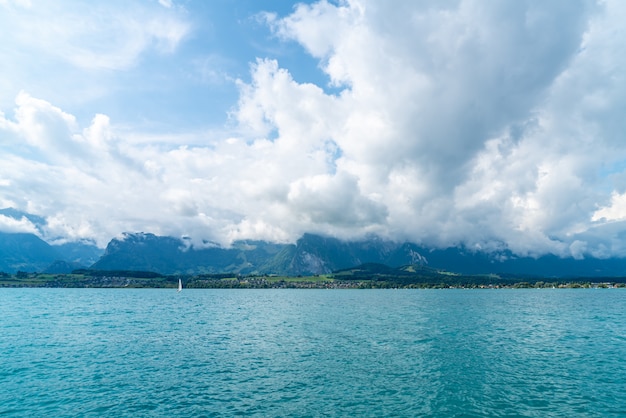 Thunmeer met berg in Zwitserland