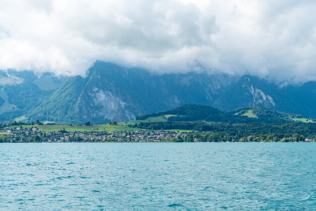 Thunmeer met berg in Zwitserland