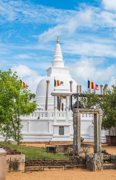 Photo thuparama dagaba iconic landscape photograph in the sacred city of anuradhapura