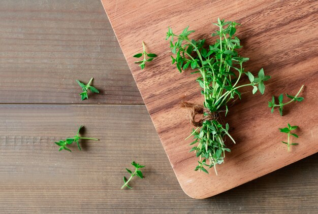 Thyme vers kruid op houten achtergrond.