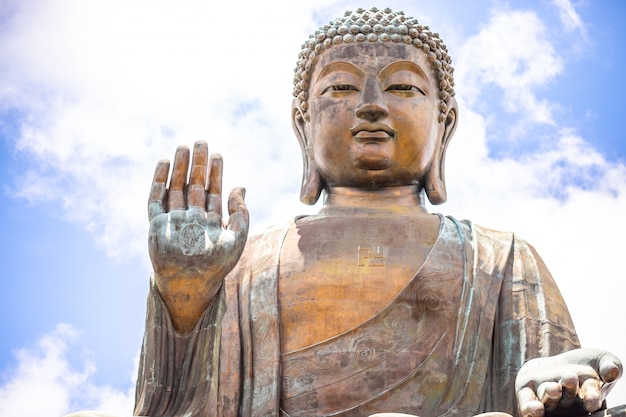 Foto tian tan buddha, big budda, l'enorme tian tan buddha al monastero di po lin a hong kong