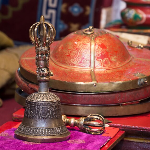 Photo tibetan buddhist still life vajra and bell likir gompa ladakh india