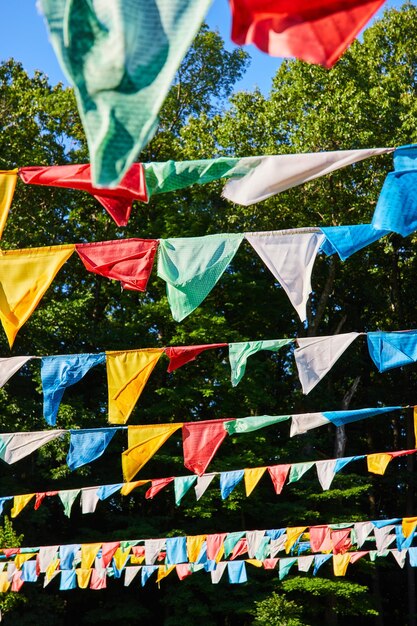 Foto file buddisti mongoli tibetani e file di colorate bandiere di preghiera