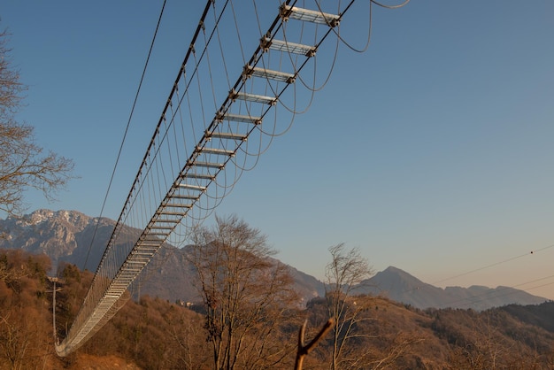 写真 チベット鋼橋建設