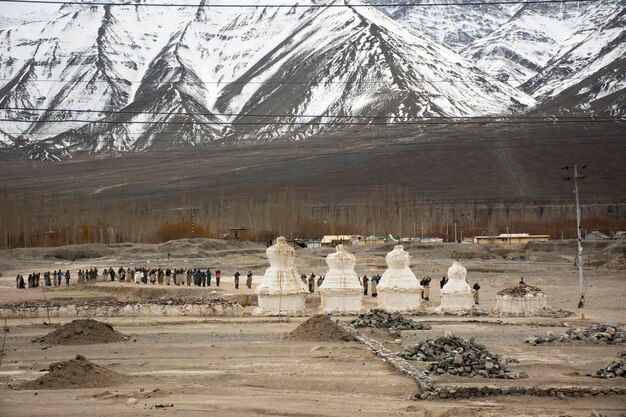 인도 잠무(Jammu)와 카슈미르(Kashmir)의 레 라다크(Leh ladakh) 계곡 시골 마을에서 열린 티베트 의식 축제에서 부처 차그첼 스타일을 기리기 위해 거리에서 행진하는 티베트인