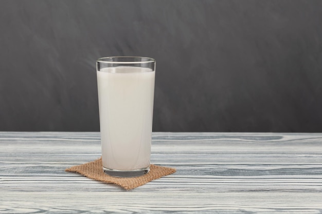 Tibicos of waterkefir in hoog glas Witte modderige gefermenteerde drank Gezonde probiotische Tibi-drank