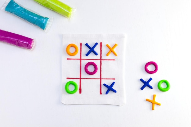 DIY Pipe Cleaner Tic Tac Toe - Make and Takes