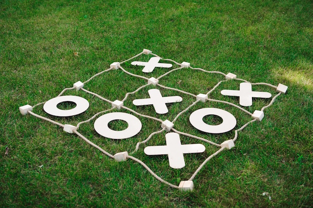 Tic tac toe spel. Spel op groen gras