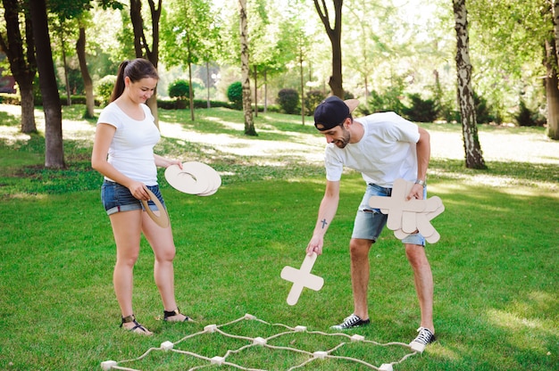 Tic tac toe spel. Spel op groen gras