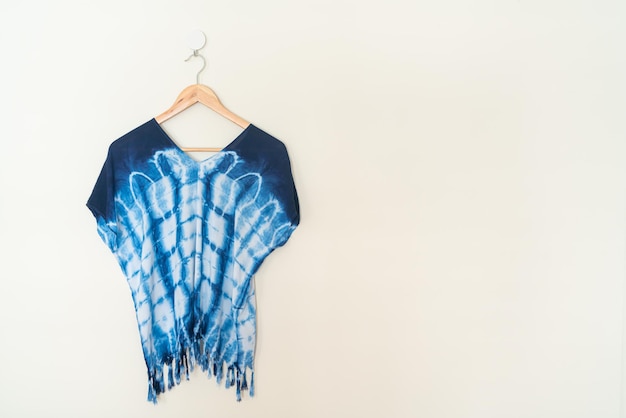 Camicia tie dye appesa al muro