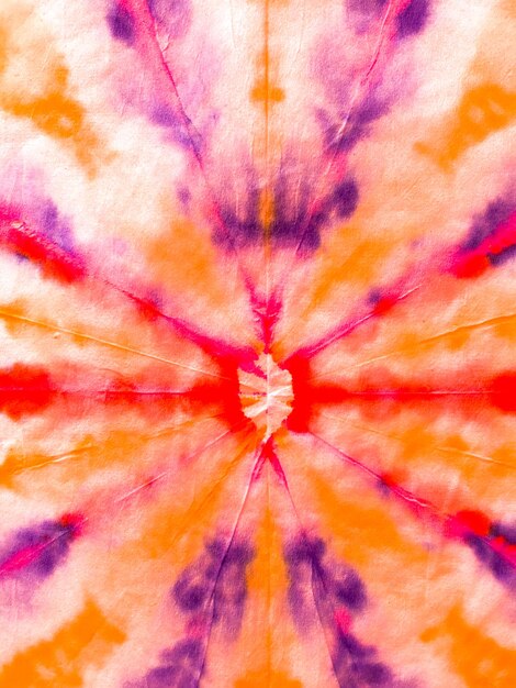 Спиральный фон Tie Dye. Свобода связана Свирлом. Окрашенная одежда в стиле бохо. Эффект акварели регги. Хиппи Батич. Образец Vibrant Haight San Francisco. Оранжево-красный психоделический вихревой текстиль.