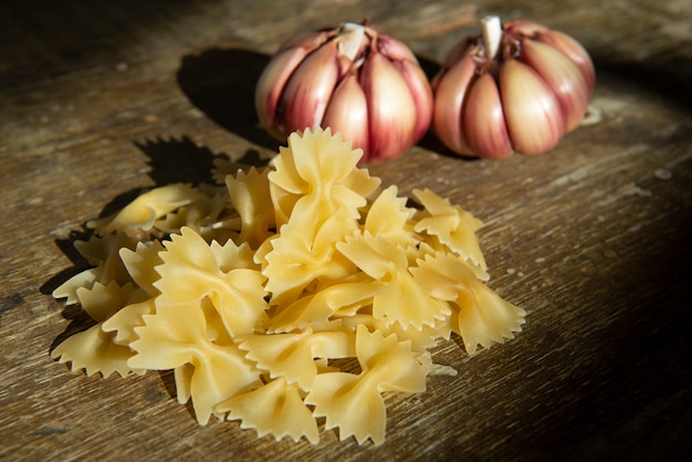 "Tie" pasta op rustieke houten bord