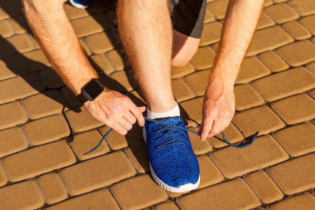 Tie shoelaces blue sneakers