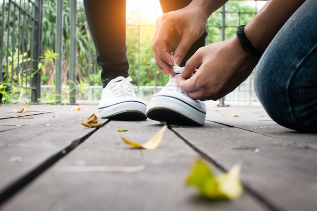 Allaccia le scarpe all'amante romantico innamorato