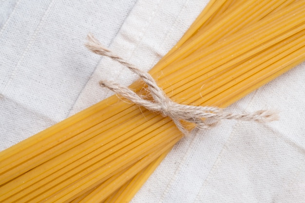 Свяжите спагетти с веревкой