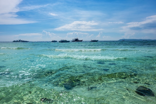 タイのパタヤ島の海岸にあるコ・ラーンのティエン・ビーチ。