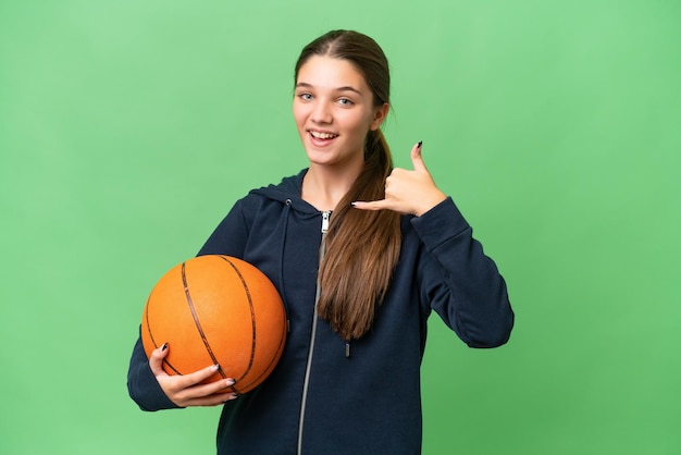 Tiener blank meisje speelt basketbal over geïsoleerde achtergrond en maakt telefoongebaar Bel me terug teken