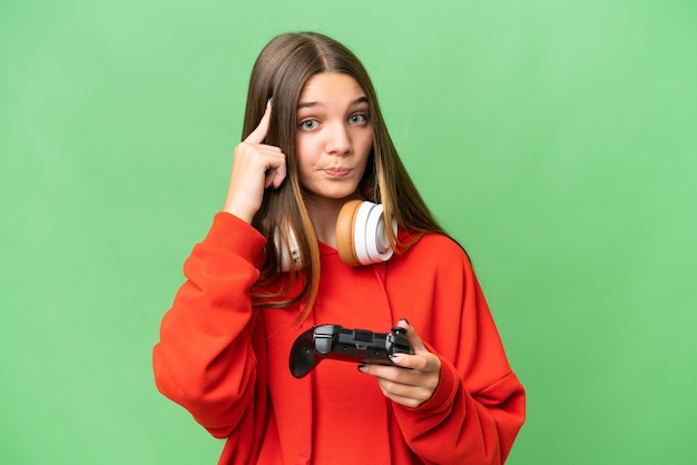 Tiener blank meisje speelt met een videogamecontroller over geïsoleerde achtergrond en denkt aan een idee