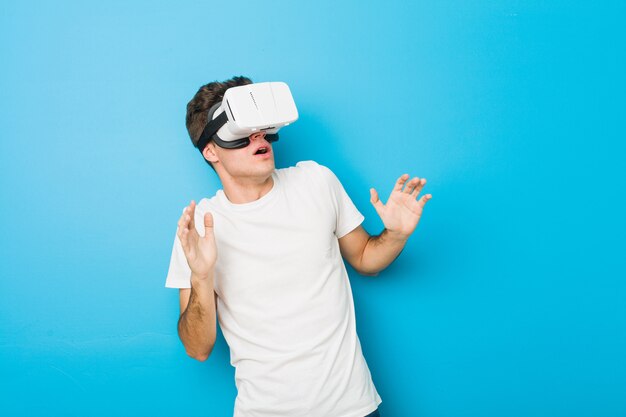 Tiener blanke man met behulp van een virtual reality-bril