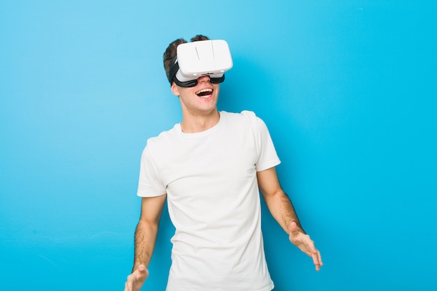 Tiener blanke man met behulp van een virtual reality-bril