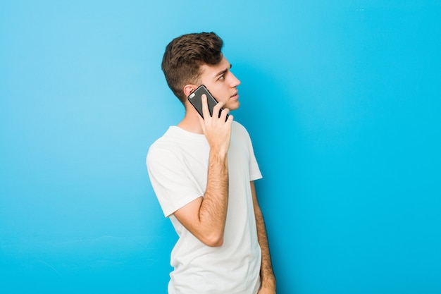 Tiener blanke man praten aan de telefoon
