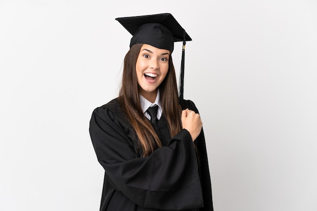 Tiener braziliaanse universitair gediplomeerde over geïsoleerde witte achtergrond die een overwinning viert