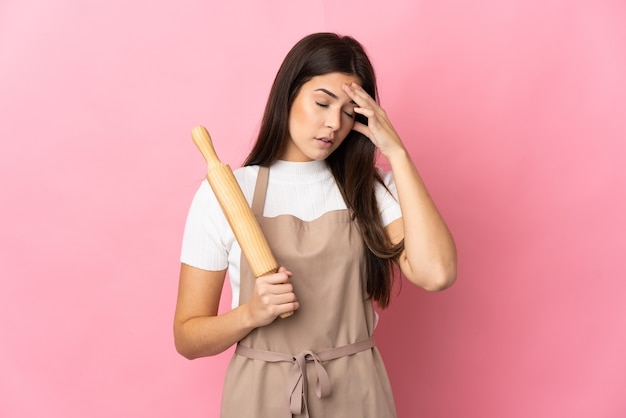 Tiener Braziliaanse vrouw die een geïsoleerde deegrol houdt