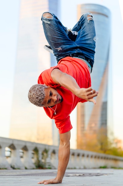 Tiener danst op straat