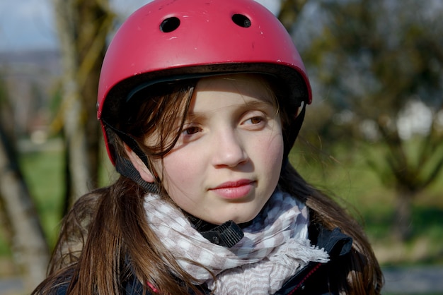 Tiener die een rolschaatshelm draagt.