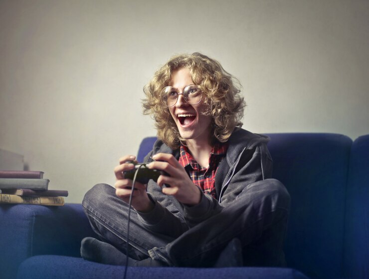 Foto tiener die een videospelletje speelt