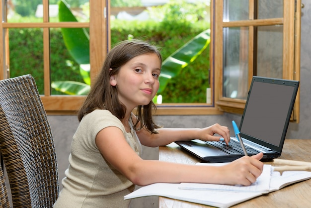 Tiener die haar huiswerk doet