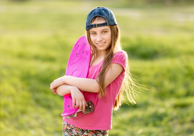 Foto tiener die haar roze raad houdt