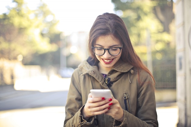 Tiener die haar telefoon controleert