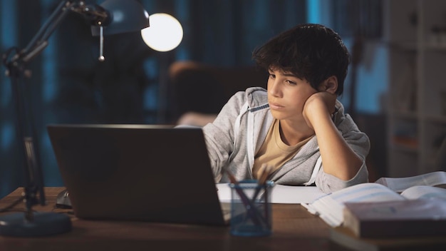 Tiener die's nachts online lessen kijkt