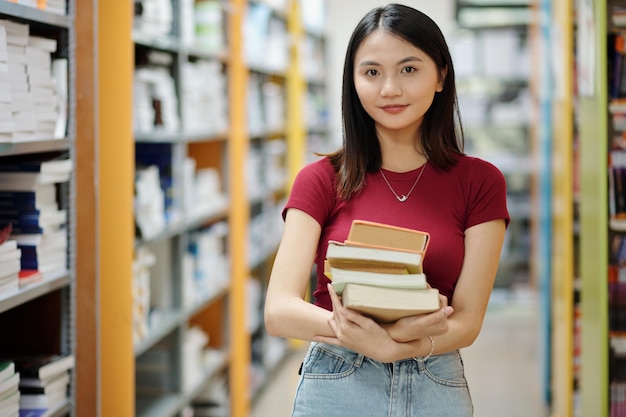 Tiener die zich in Bibliotheek bevindt