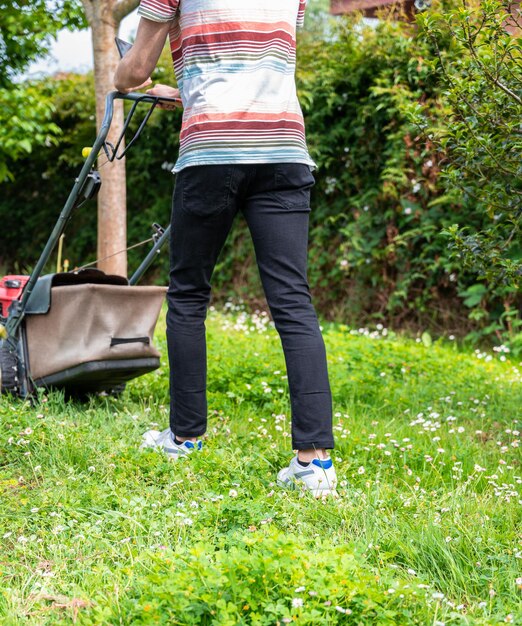 Tiener doet een zomerbaantje gras maaien