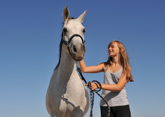 Tiener en Arabisch paard