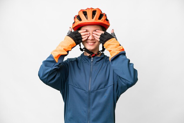 Tiener fietser meisje over geïsoleerde witte achtergrond die de ogen met de handen bedekt