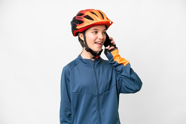 Tiener fietser meisje over geïsoleerde witte achtergrond een gesprek voeren met de mobiele telefoon