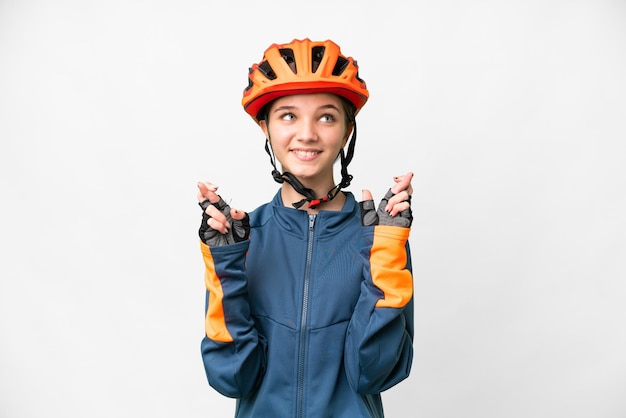 Tiener fietser meisje over geïsoleerde witte achtergrond met vingers over elkaar
