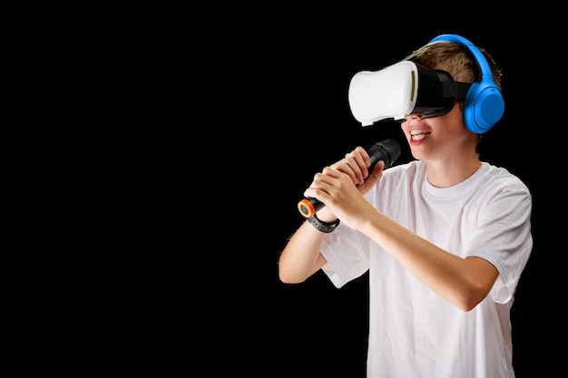 Tiener gebruikt moderne technologieën voor entertainment of onderwijs VR-muzikantconcept