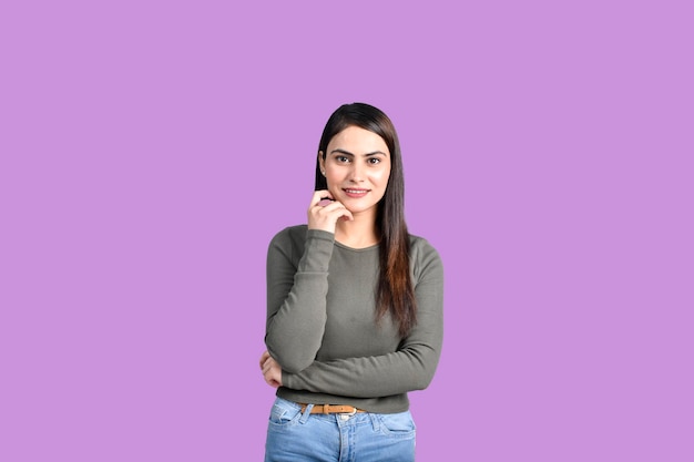Tiener gelukkig student meisje geïsoleerd op paarse achtergrond Indiase Pakistaanse model
