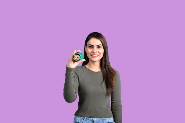 Tiener gelukkig student meisje voorkant pose met kleurendoos indiase pakistaanse model