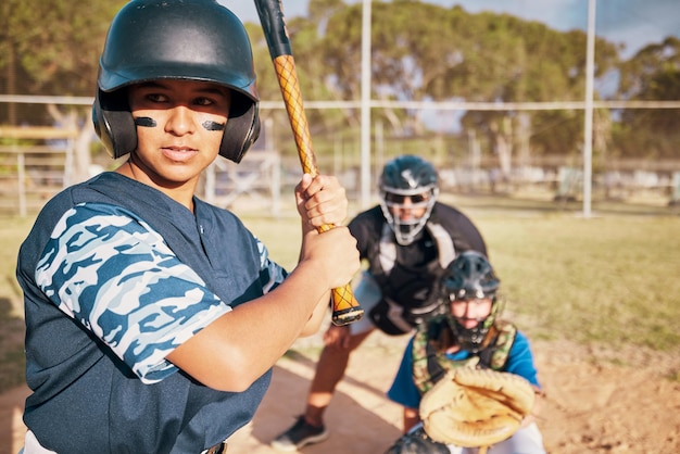 Foto tiener honkbal sport atleet met vleermuis is een portret van focus en motivatie softbal als sport op de middelbare school student kan helpen met fitness, zelfvertrouwen uit te oefenen en teamwork met vrienden te leren