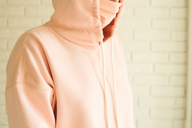 Foto tiener in een roze masker ter bescherming tegen 2019-ncov covid-19 thuis in sociaal isolement.
