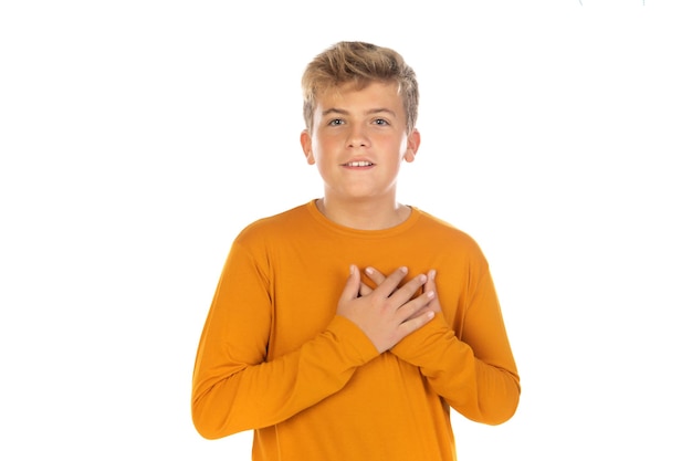 Tiener in oranje t-shirt met zijn hand op het hart