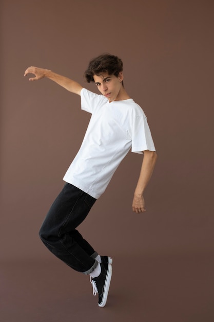 Foto tiener jongen in stijlvolle kleding poseren