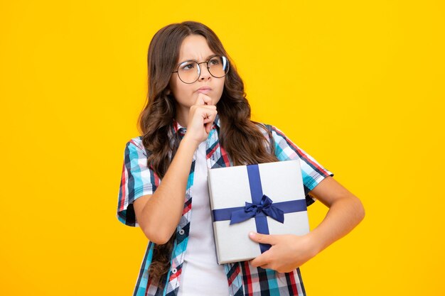 Tiener kind met geschenkdoos Aanwezig voor vakantie Gelukkige verjaardag Valentijnsdag Nieuwjaar of Kerstmis Kid hold huidige doos Denken peinzende slimme tienermeisje